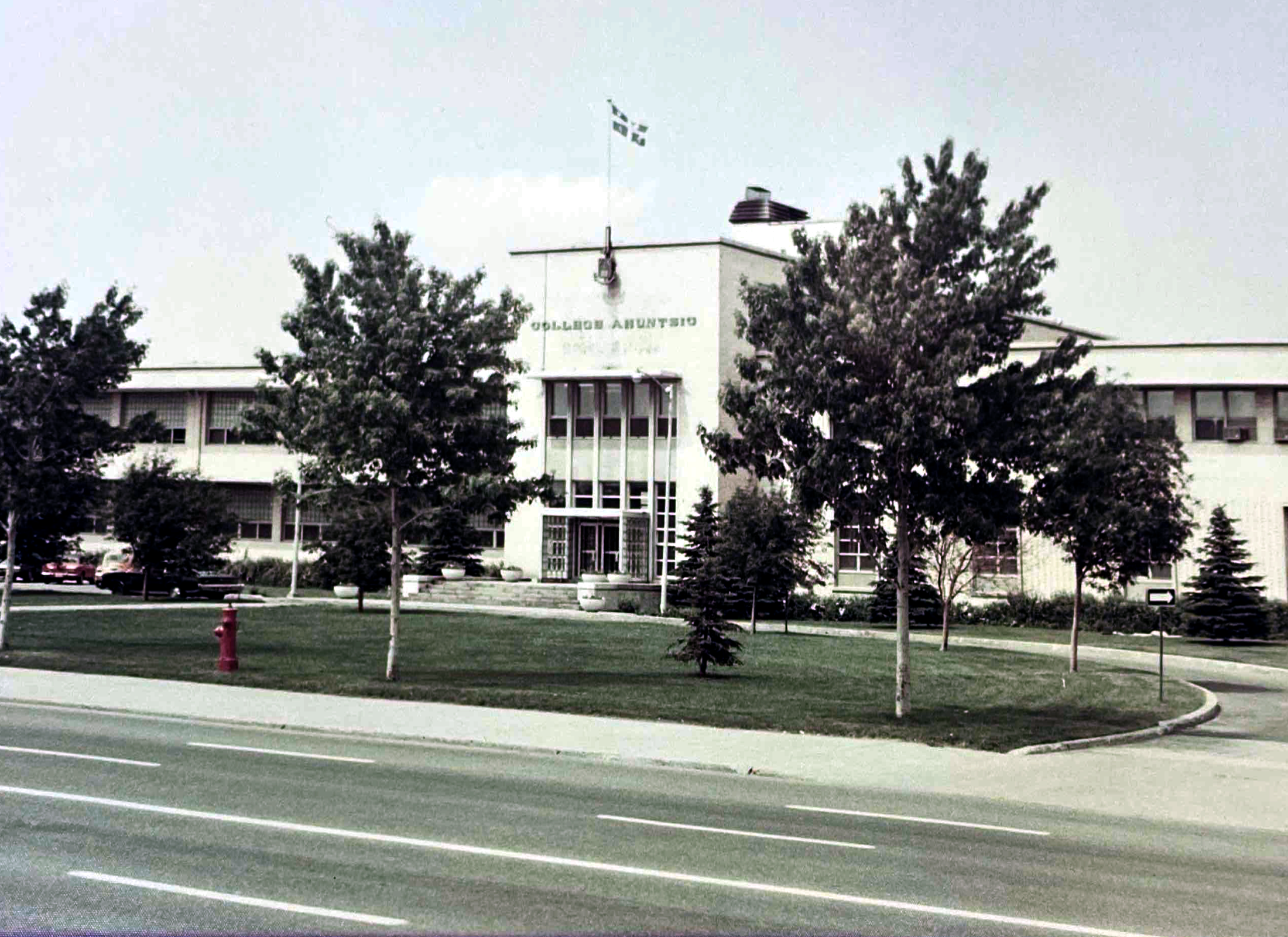 Front entryway of Collège Ahuntsic, surrounded by trees.
